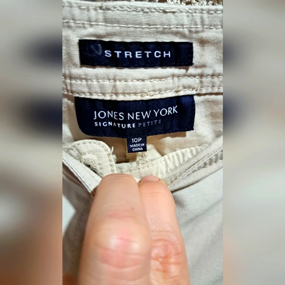 Jones New York Signature Petite Stretch Capris  in Beigy Cream. - Picture 2 of 9